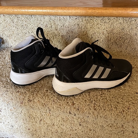 Adidas girls basketball sneakers.  Like new! - Picture 3 of 6
